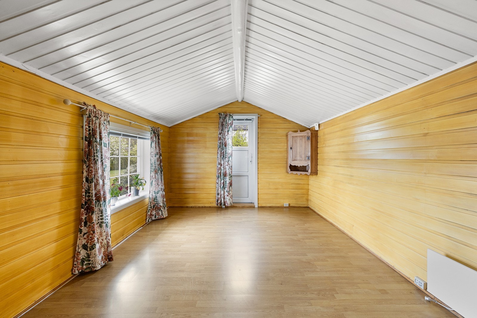 Innredet tilbygg, brukt som tv stue. Galleribilde