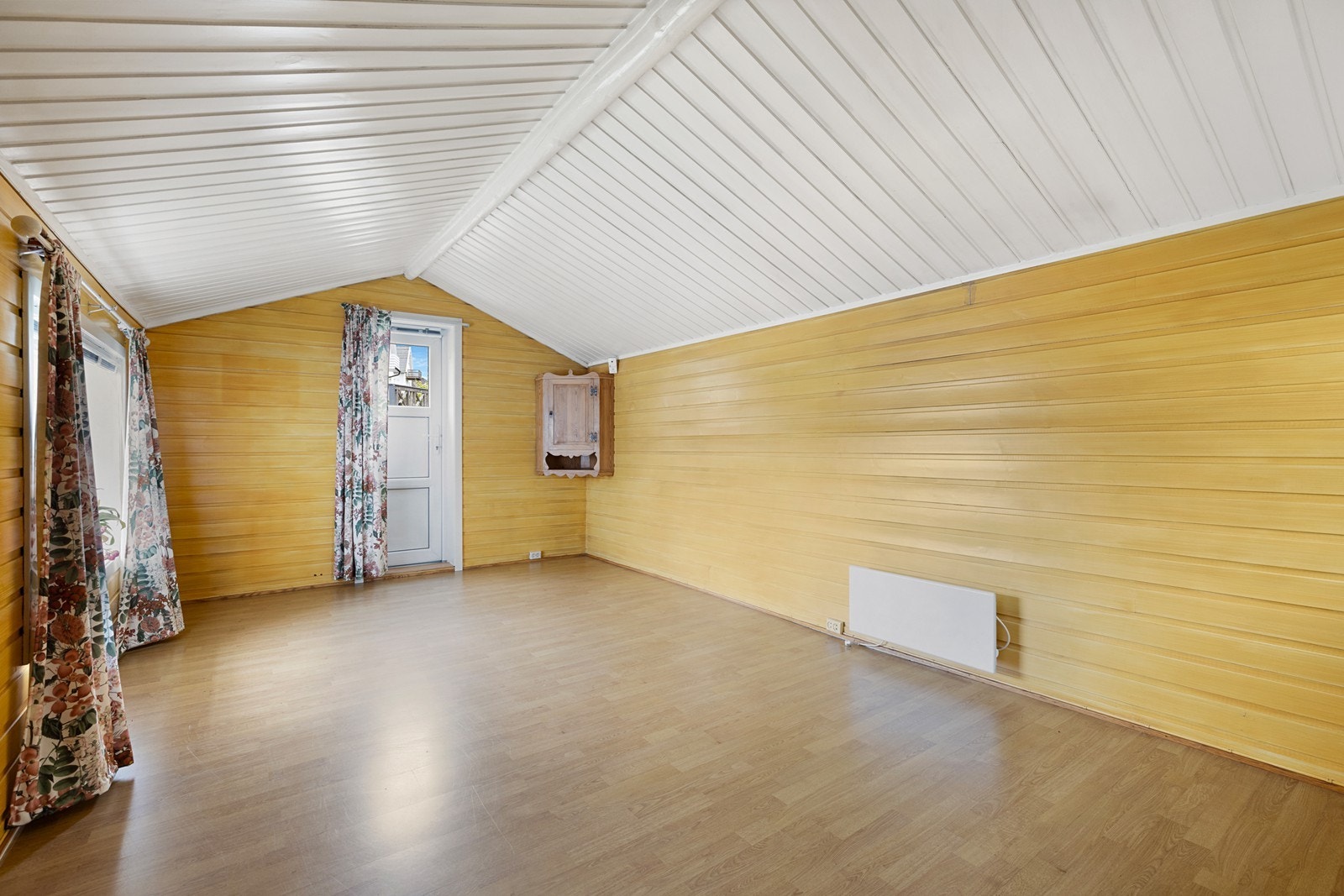 Stort, innredet tilbygg med flere muligeter. Galleribilde