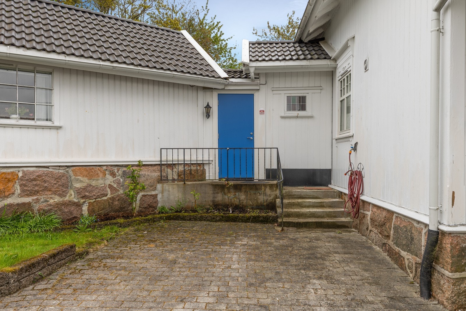 Inngang og påbygget mellom hovedhuset og tilbygget. Galleribilde