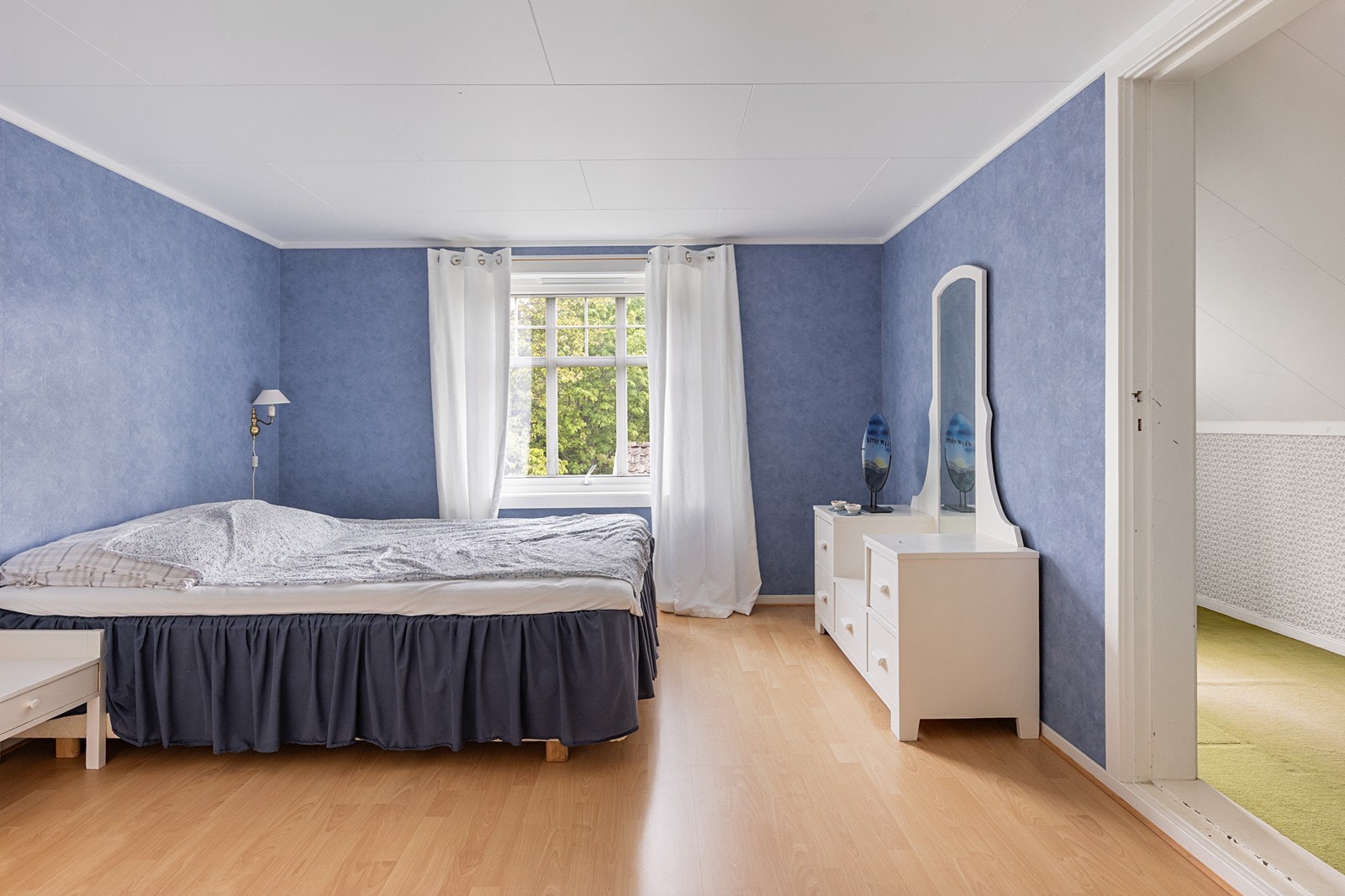 Hovedsoverom i 2. etg. med god plass til stor dobbeltseng. Galleribilde