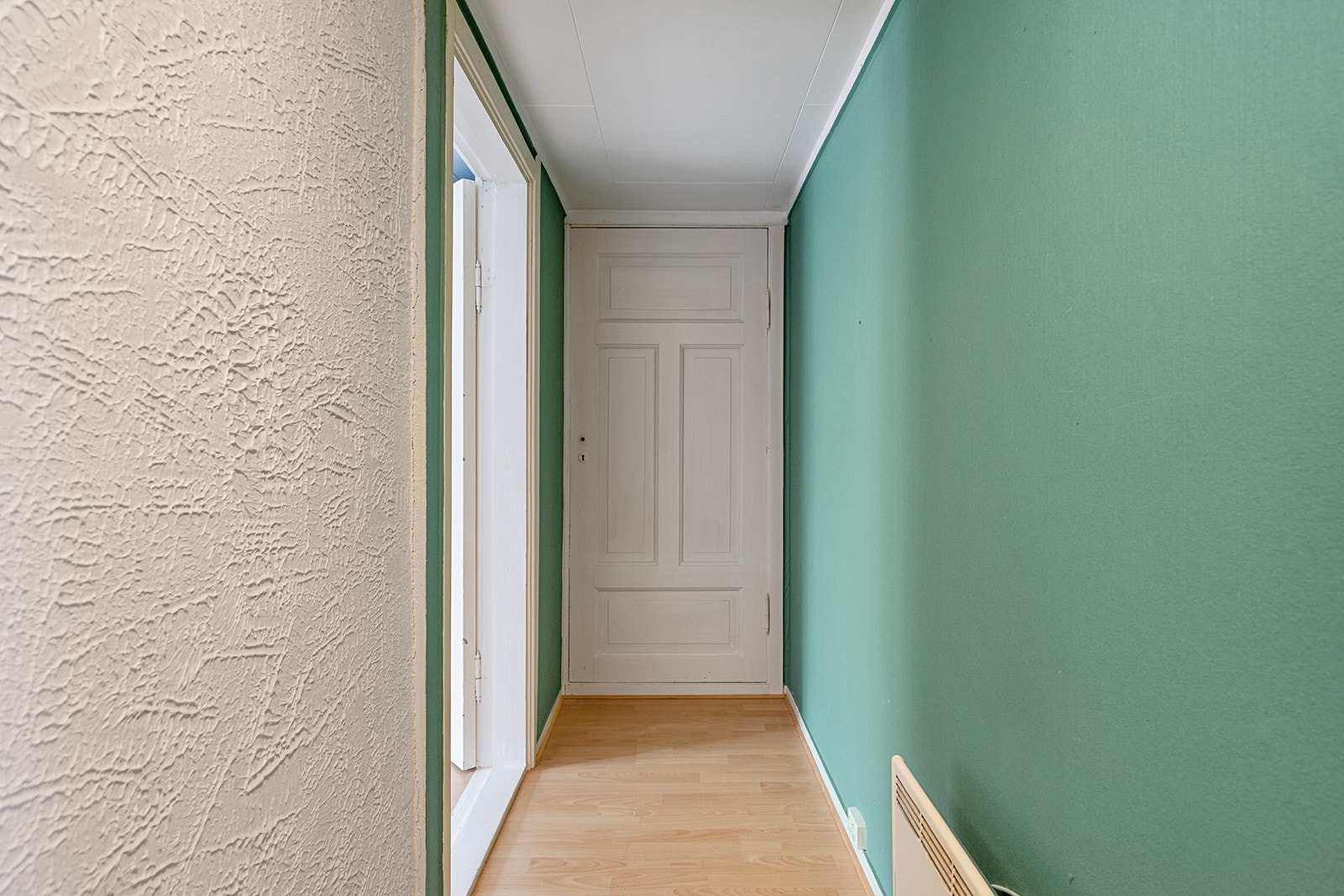 Soveromsgangen i 2. etg, fine gamle, hvitmalte dører. Galleribilde