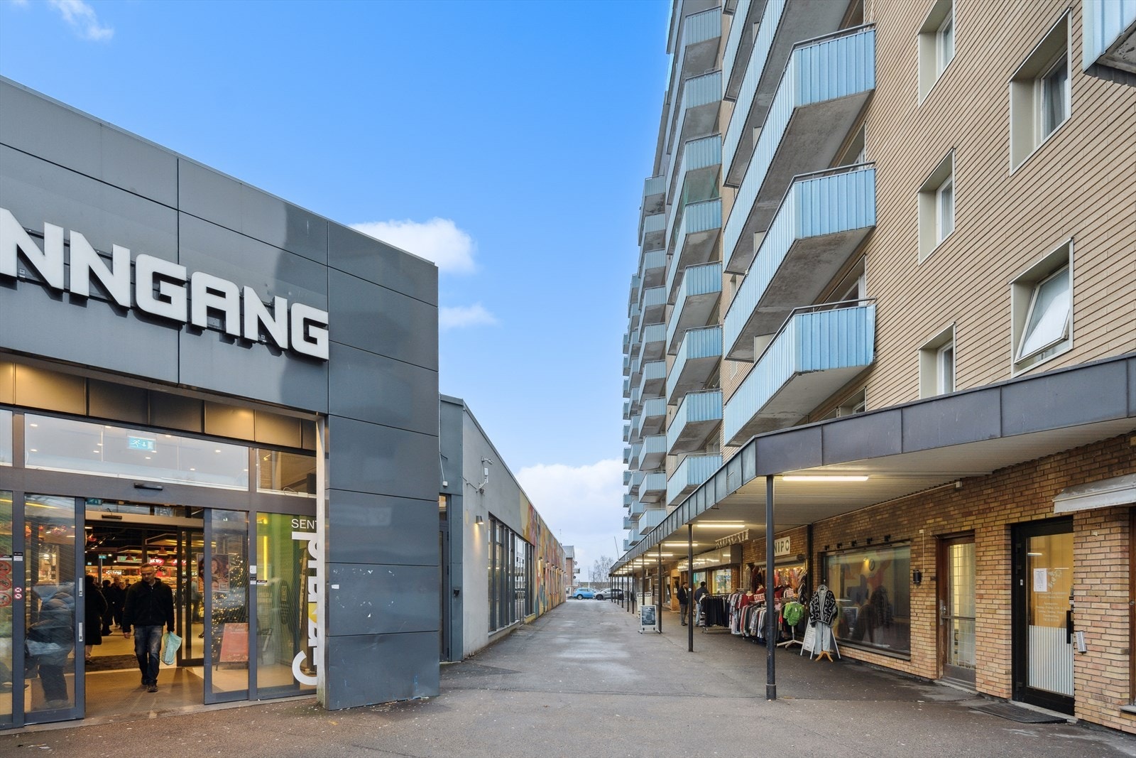 Grorud Torg - Her finner du alt fra blomsterbutikk, kafeer til Meny, Rema 1000 og hyggelige restauranter. Galleribilde