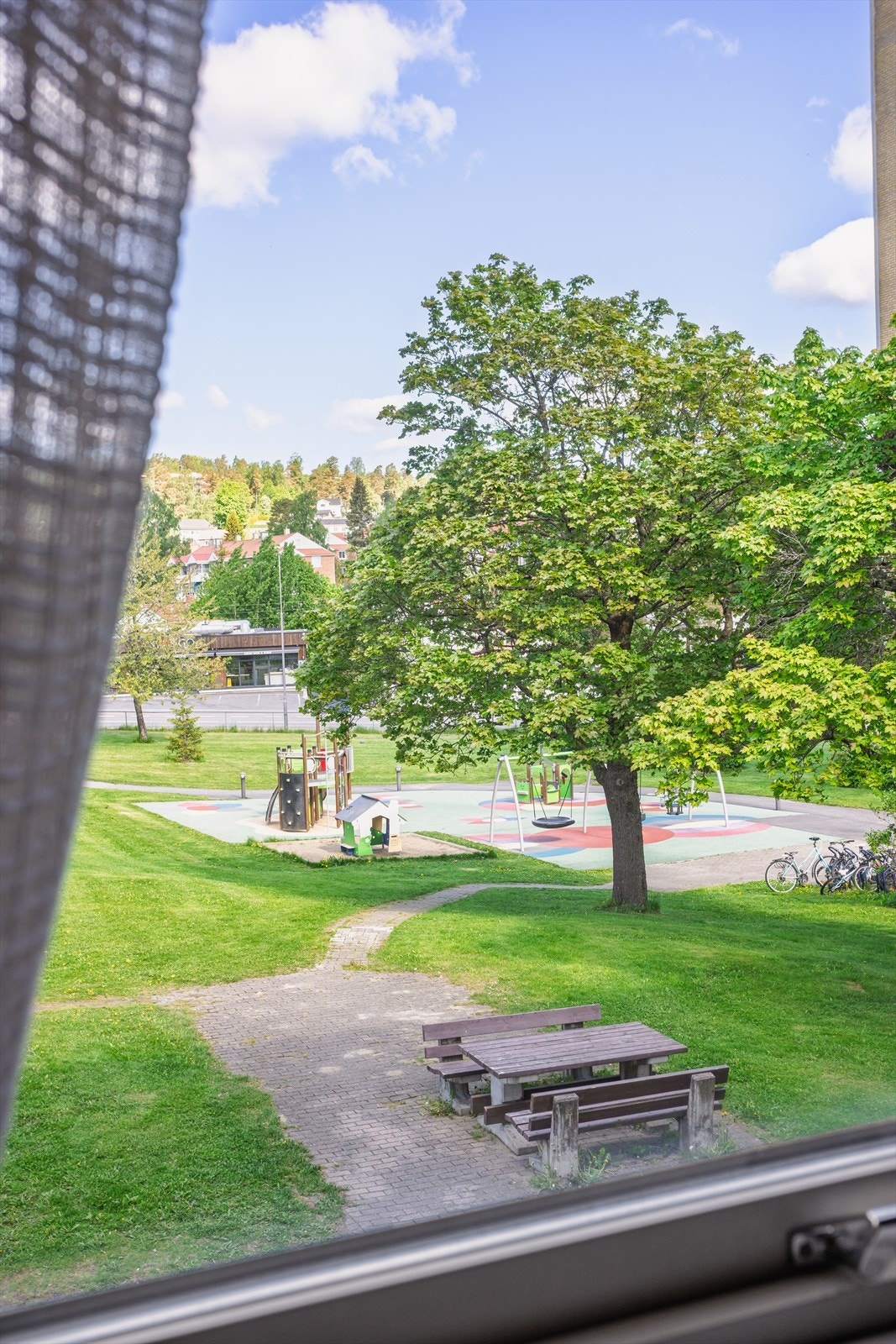 Utsikt fra vinduet i det som i dag benyttes som barnerom. Galleribilde