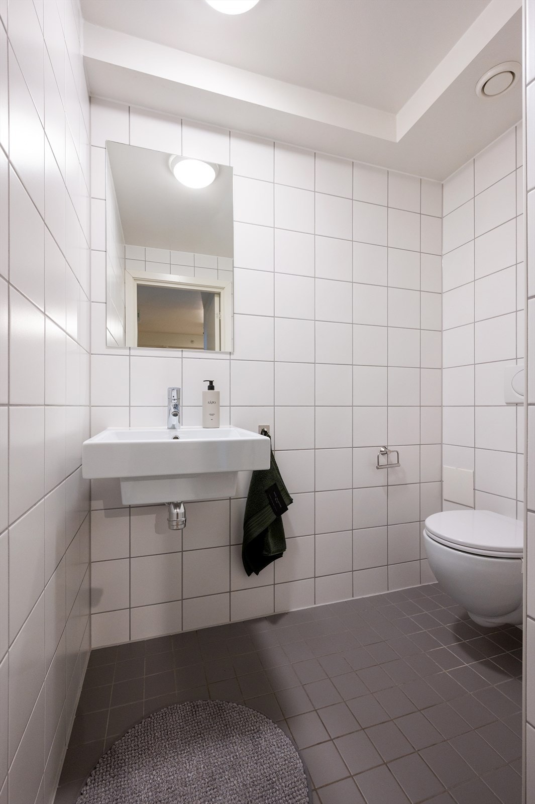 Pent toalettrom i boligens hovedetasje. Galleribilde