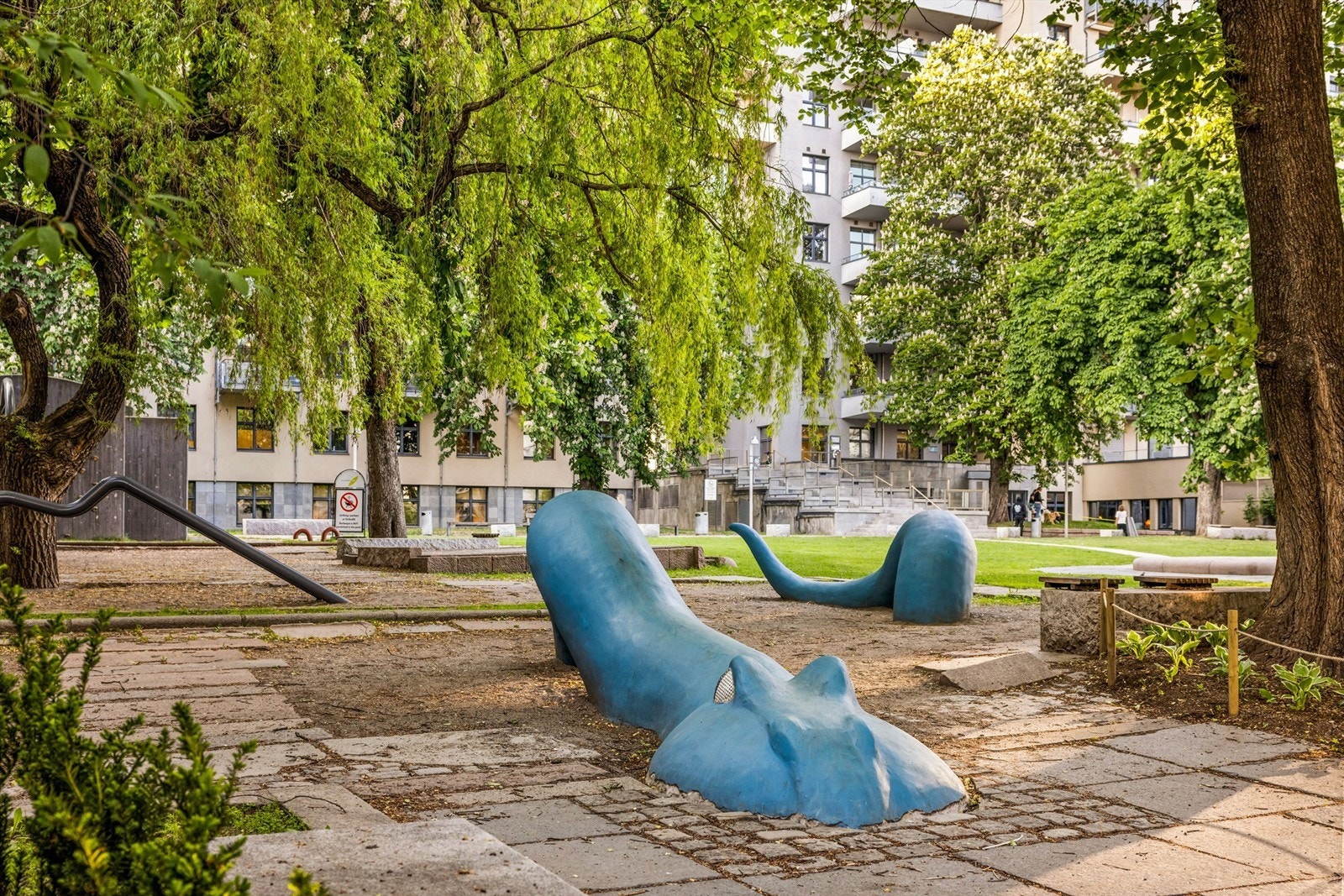 Parkmessig og pent nærområde i sommerhalvåret. Galleribilde