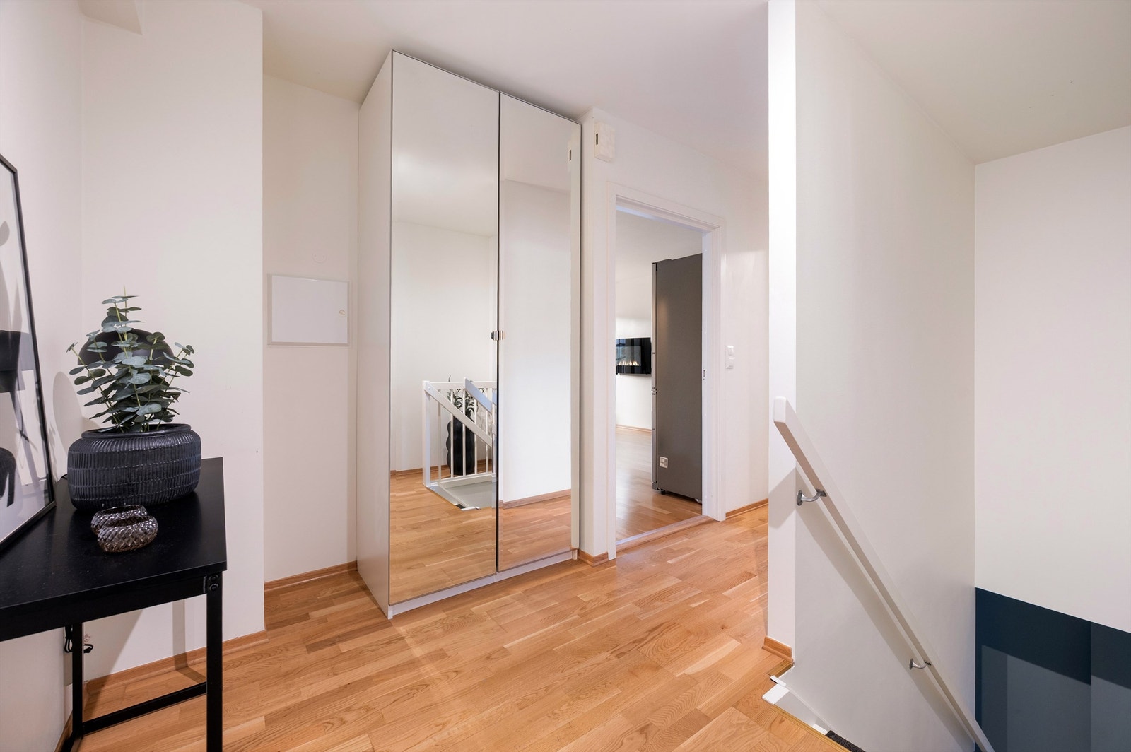 Romslig entrè i hovedetasje med god plass til oppbevaring. Vi tar trappen ned til 5.etasje. Galleribilde