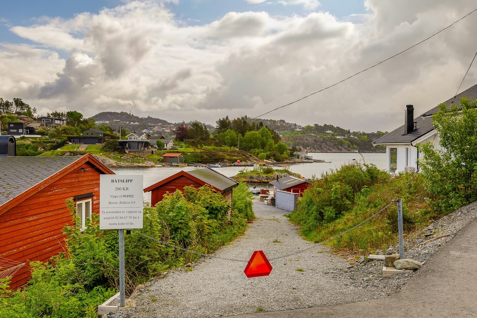 Det er en kort spasertur ned til sjø og brygge. Galleribilde