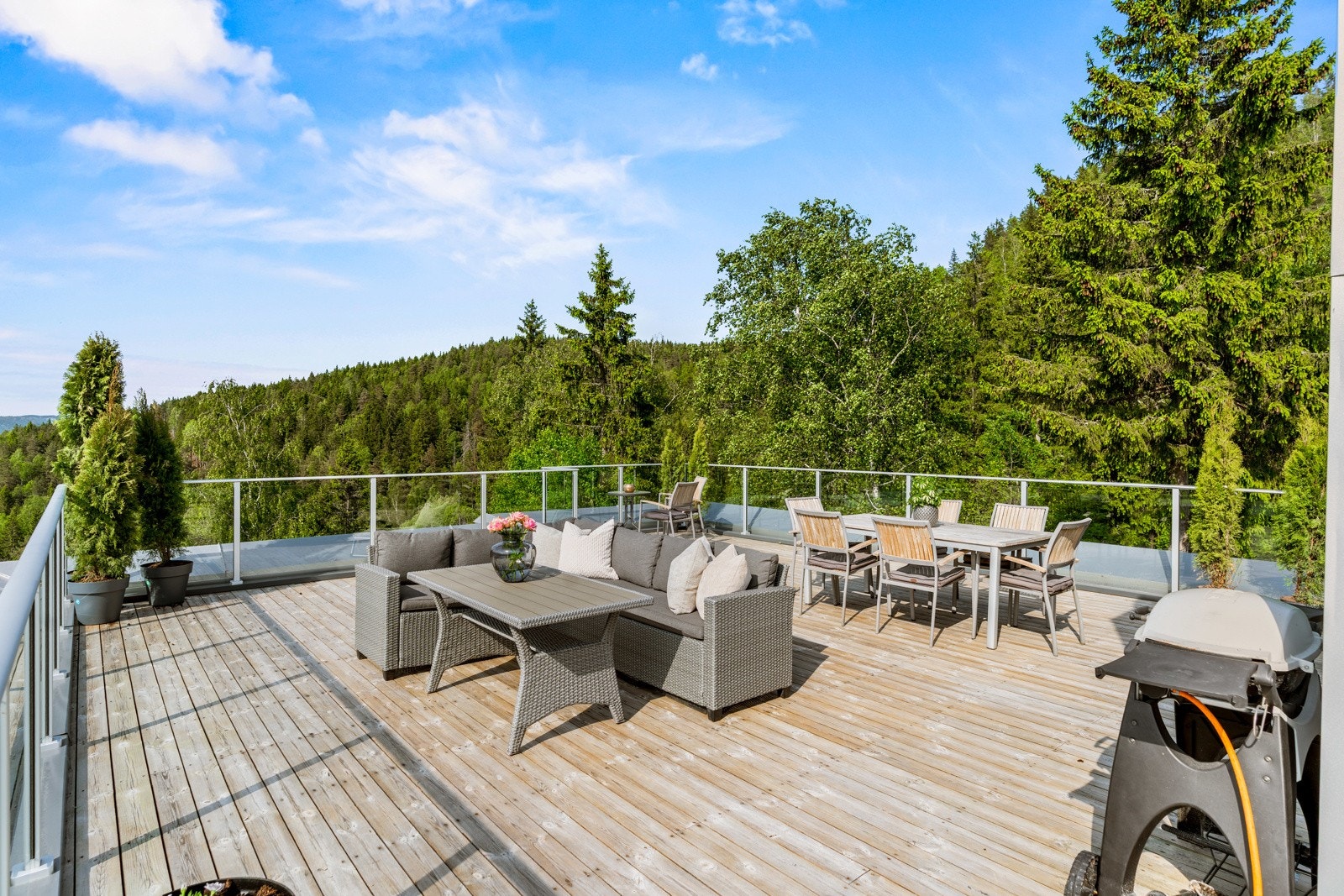 En herlig takterrasse på hele 76 kvm med plass til store møbelgrupper. Utsikt alle veier og ingen innsyn! Galleribilde