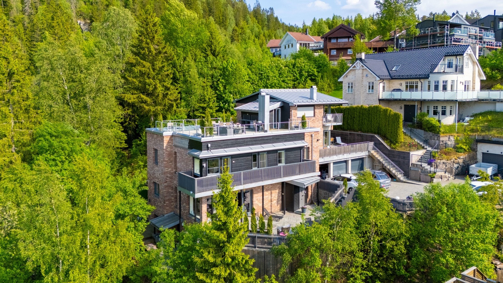 Boligen ligger frodig til inntil markagrensa og har 4 usjenerte terrasser, vakker utsikt og sol fra morgen til kveld. Galleribilde