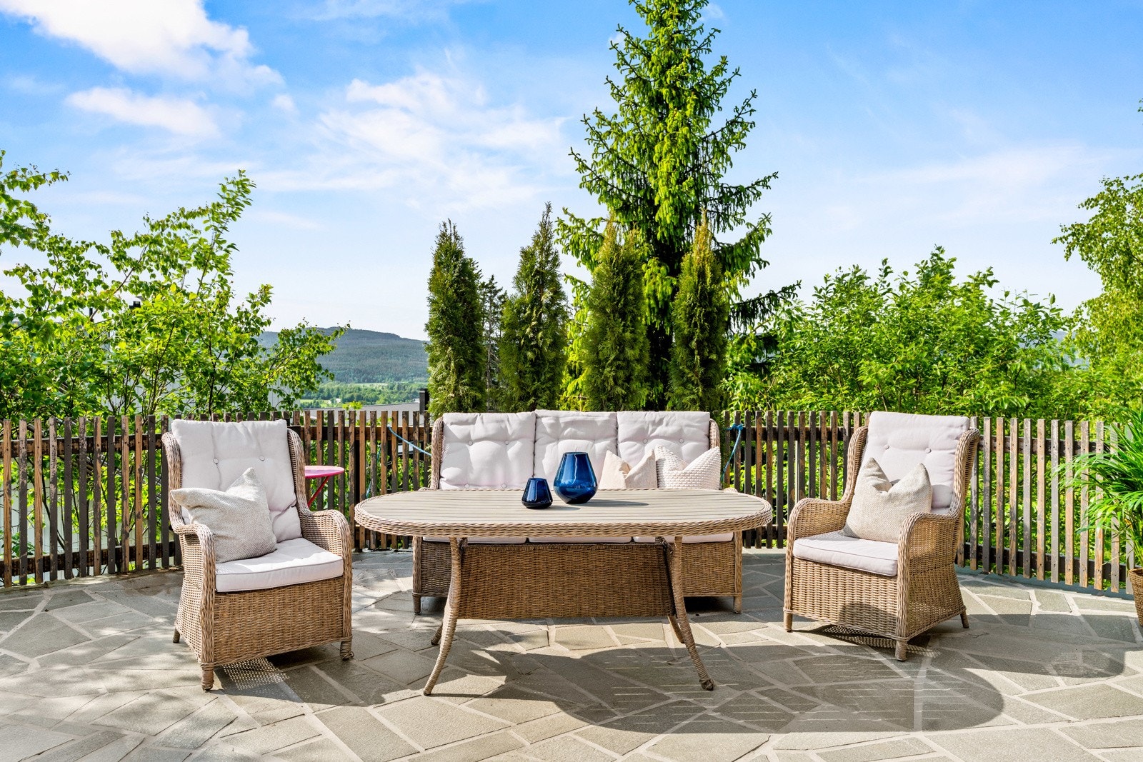 Terrasse utenfor stuen. Galleribilde
