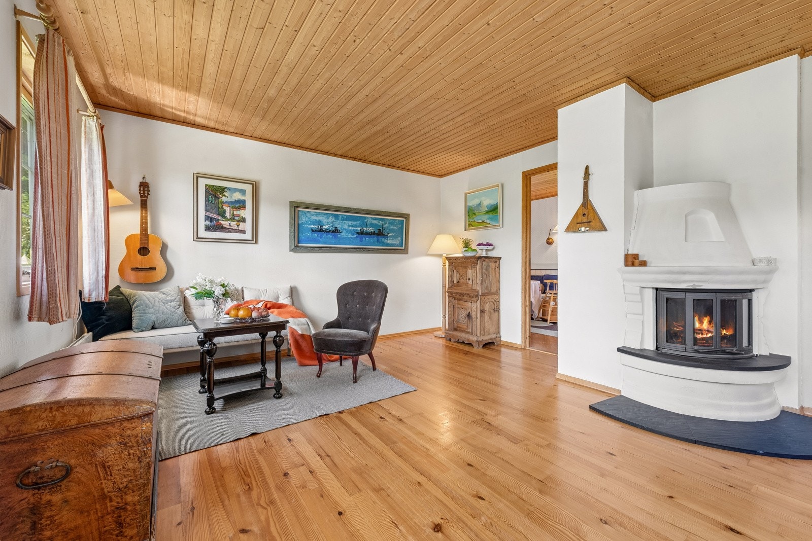 Det er leka pipe i huset. Innsatspeis i stuen som varmer godt på kalde dager. Galleribilde