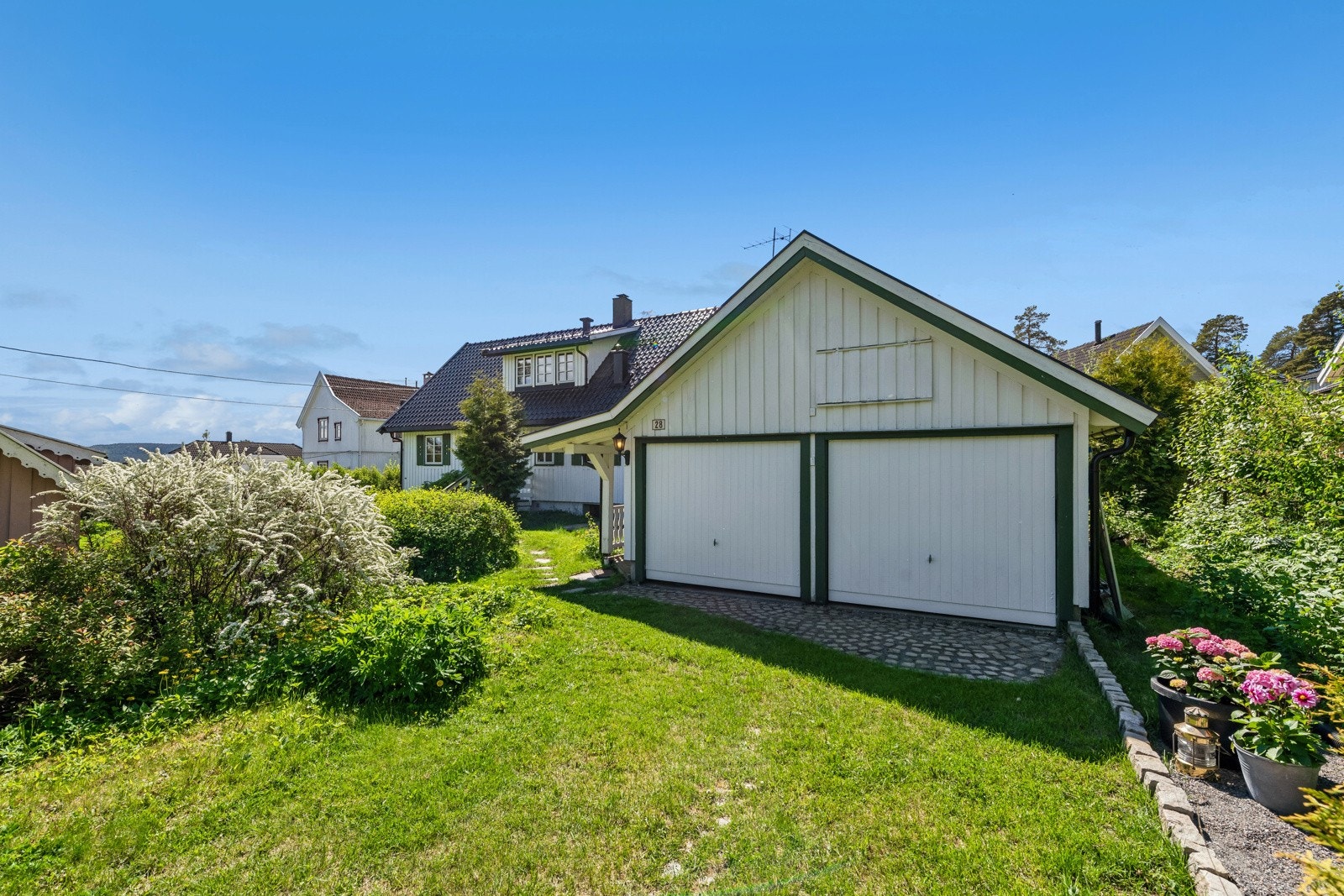 Dobbel garasje med en flott gårdsplass, det er brostein fra porten til garasjen. Galleribilde