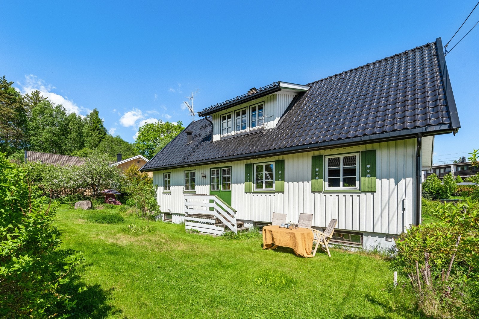Huset har hatt samme eier fra 1982 og gir en helt spesiell følelse av ro, både innvendig og i hagen. Galleribilde