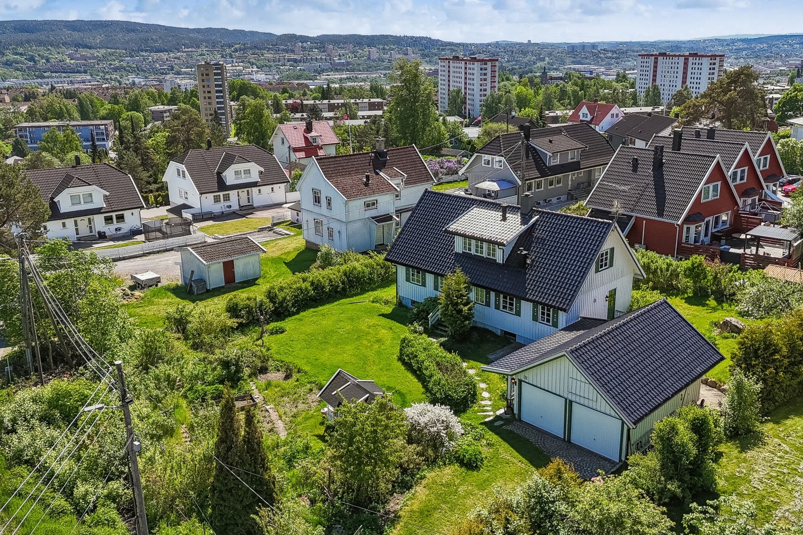 Drone, et lite himmelrike med så stor boltreplass og det vakre huset. Galleribilde