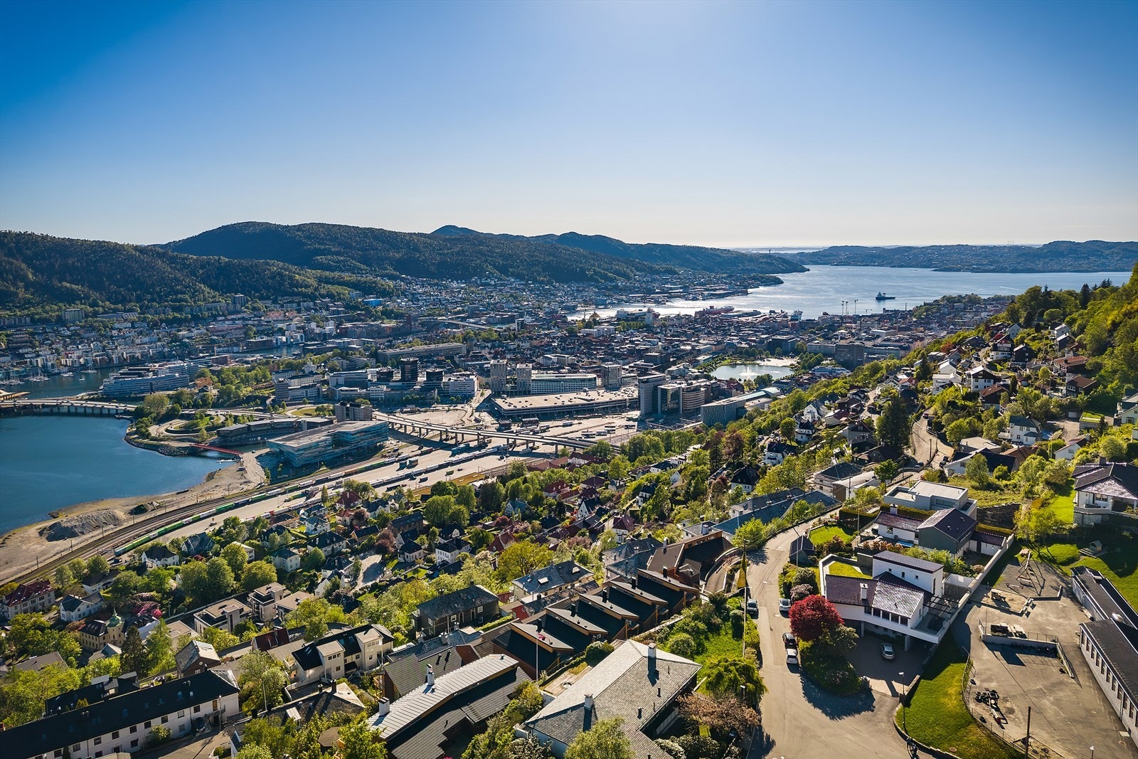 Fra eiendommen er det kort vei ned til Bergen sentrum med alle sine fasiliteter. Galleribilde