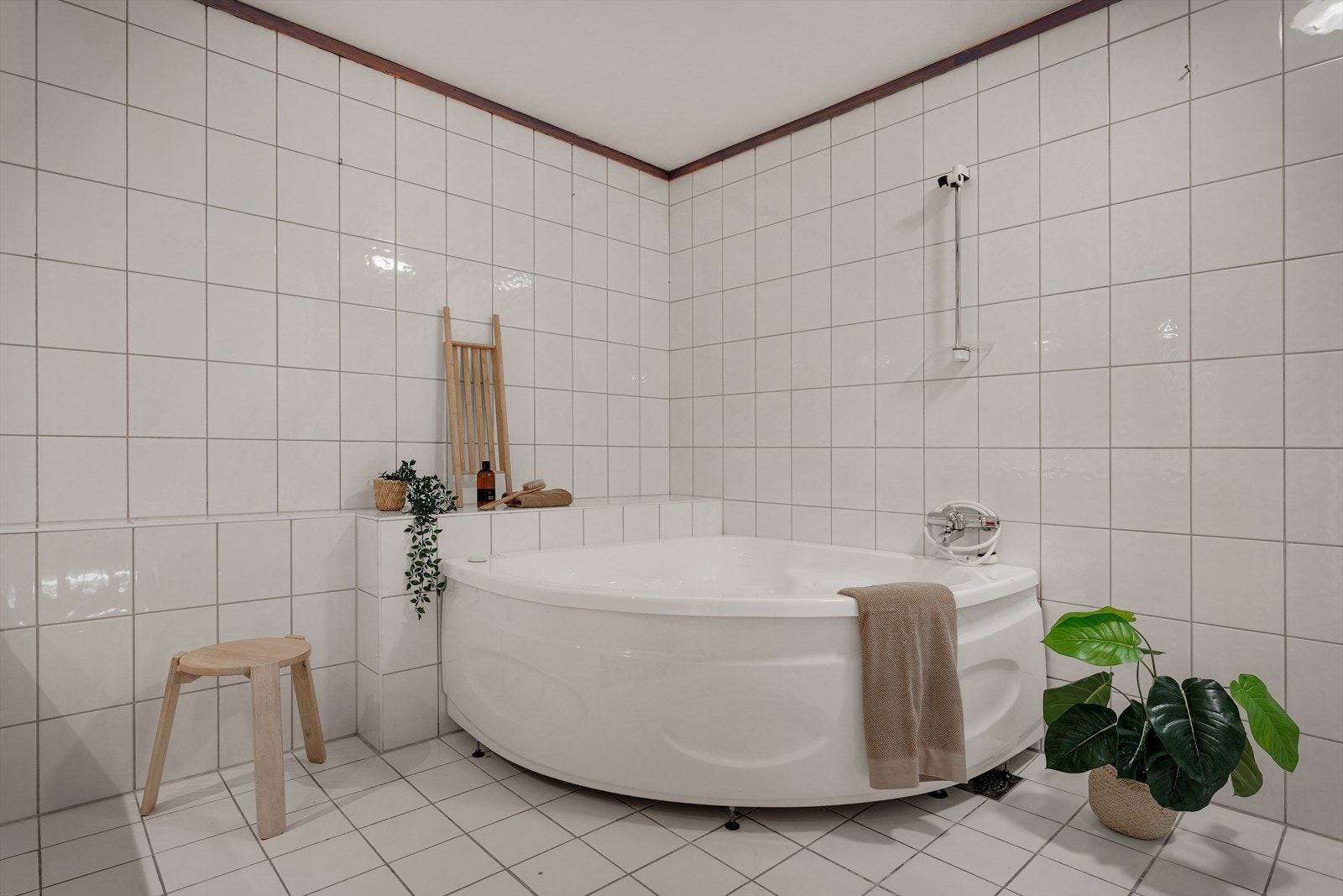 Badet er utstyrt med et boblebadekar (Bonlebad) for ekstra komfort. Galleribilde