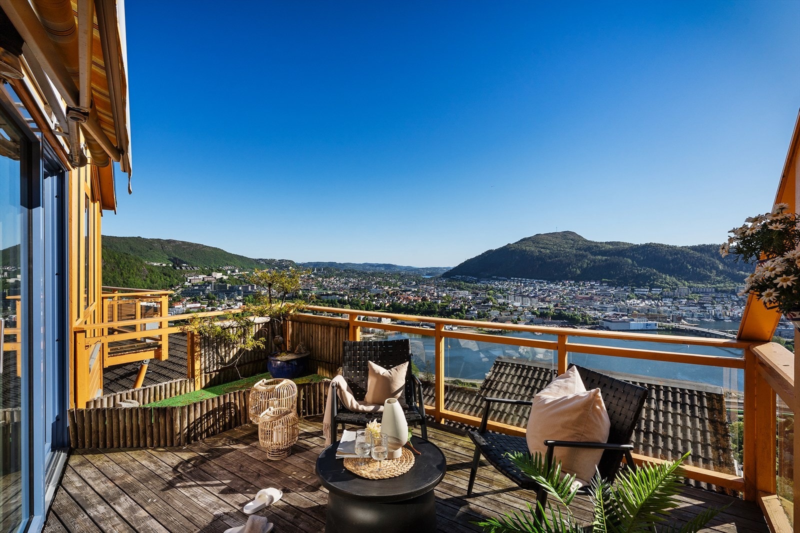 Fra terrassen har man en åpen utsikt over byfjellene og sentrum. Galleribilde