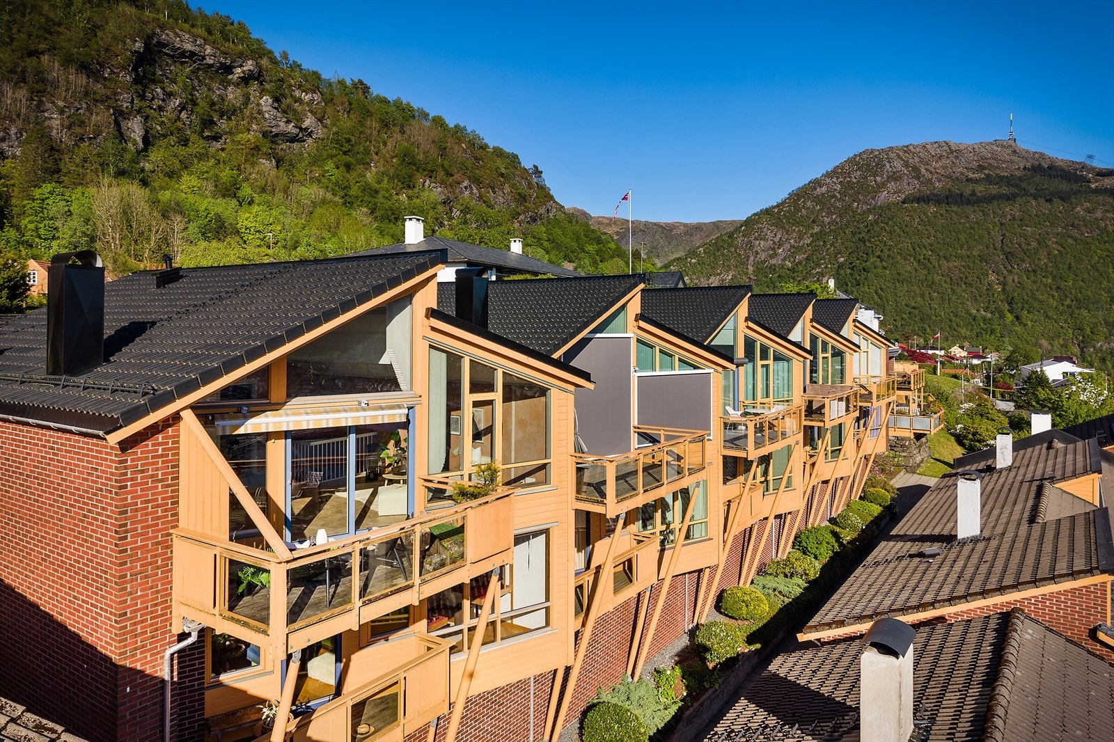 Bygget har yttervegger i trekonstruksjon og tak tekket med takstein. Galleribilde