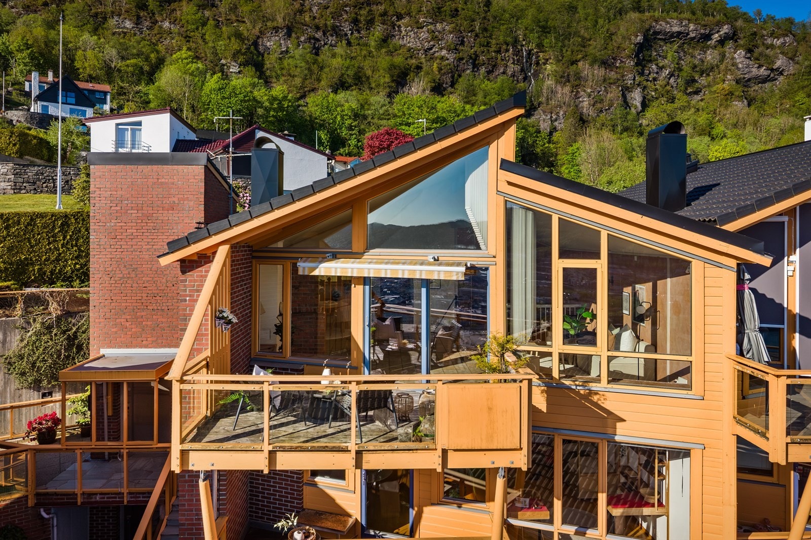 Fasaden preges av store vindusflater og private terrasser. Galleribilde