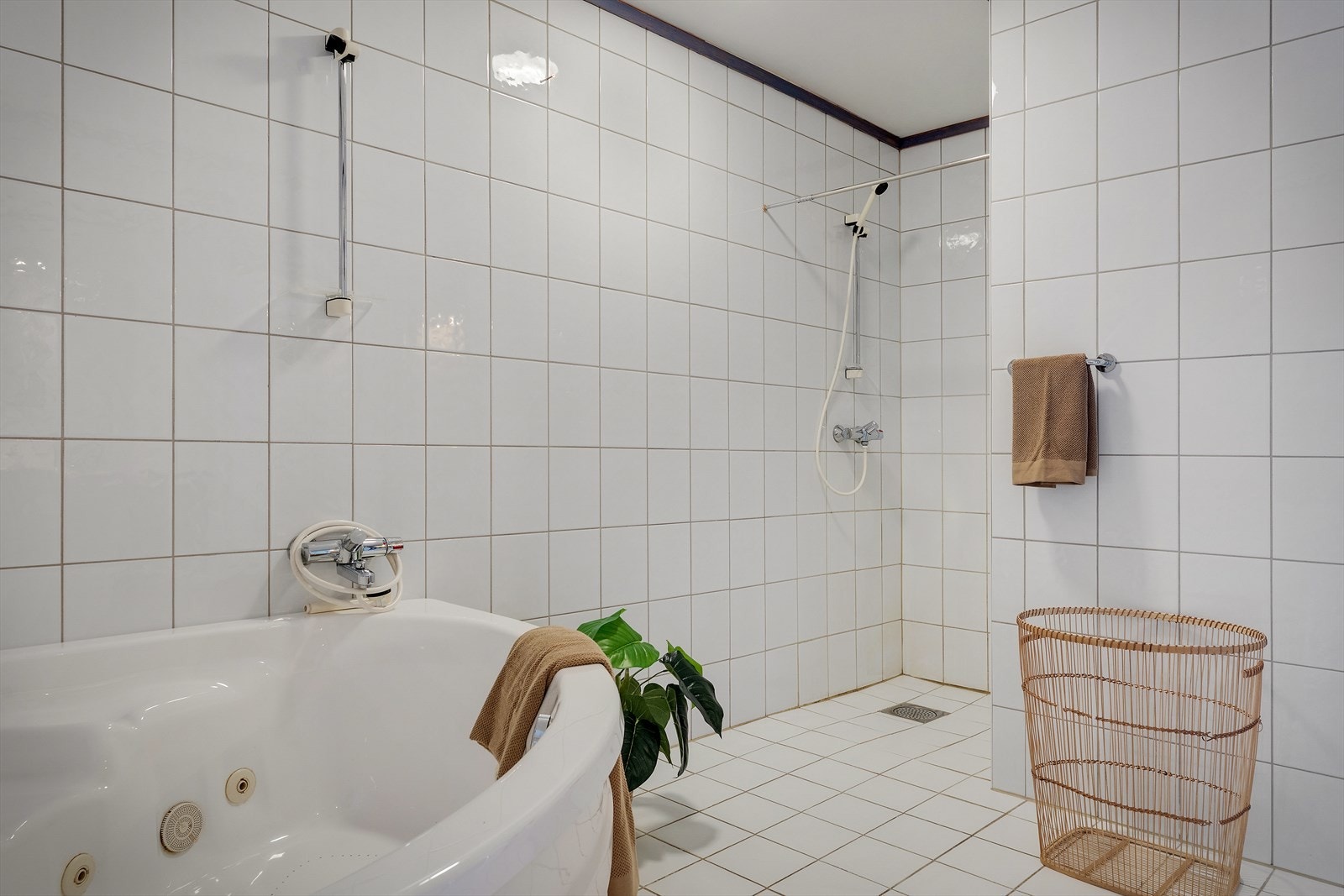 I tillegg til badekar har badet en separat dusjnisje. Galleribilde