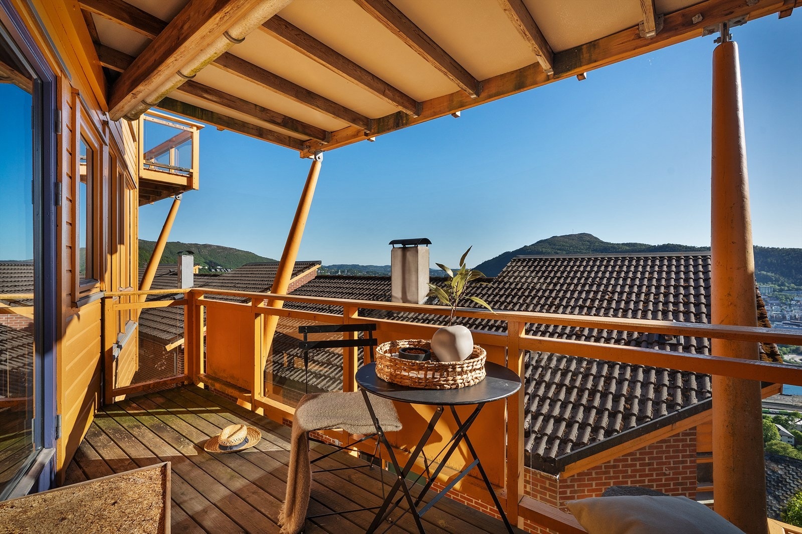 Fra soverommet er det utgang til en privat terrasse på ca. 4,8 m². Galleribilde