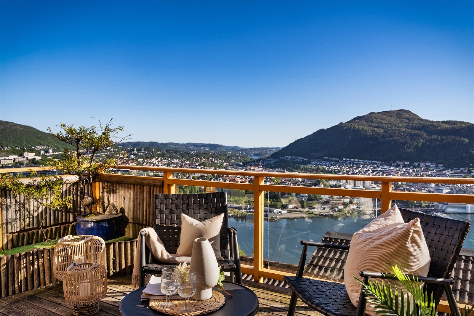 Her er det rikelig med plass for utemøbler for å nyte utsikten over Bergen. Galleribilde