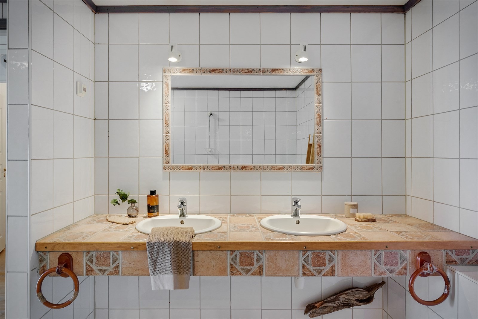 Detaljbilde av den doble servanten på badet. Galleribilde