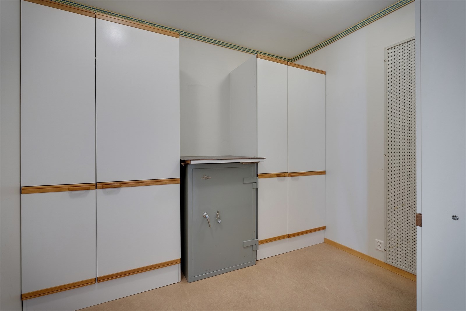 Innvendig bod på ca. 7,3 m² gir rikelig med lagringsplass. I tillegg disponerer leiligheten en bod i kjelleren. Galleribilde