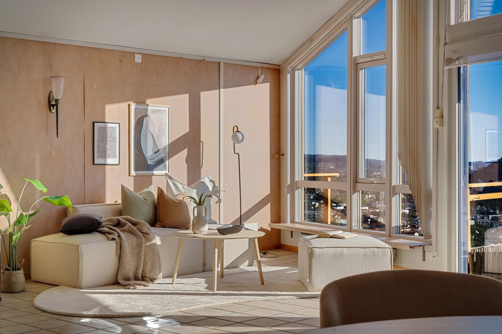 De store vinduene, inkludert 3-lags glass fra 2018, fyller rommet med lys og rammer inn utsikten. Galleribilde