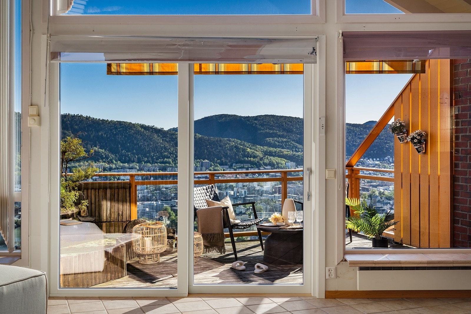 Skyvedør med 2-lags glass fra 2025 kobler stuen sammen med terrassen. Galleribilde