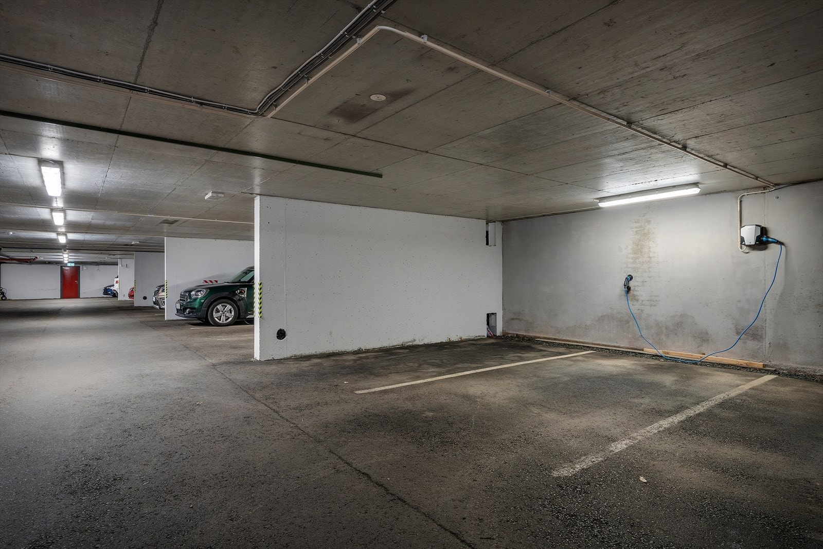 Til leiligheten hører bruksrett til garasjeplass i felles anlegg. Galleribilde