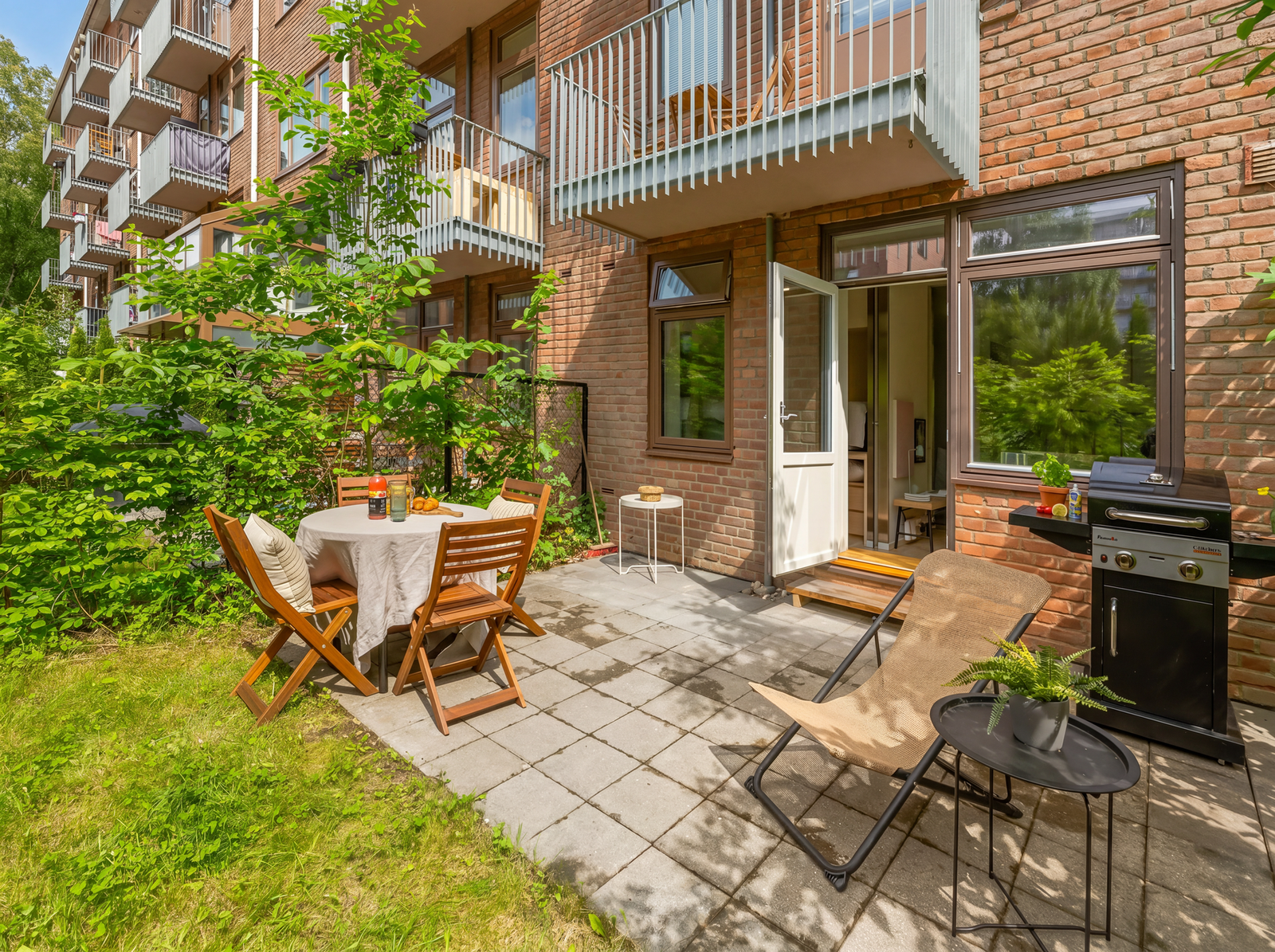 Markterrassen er på hele 14 kvm hvor du har godt med plass til å innrede i ulike soner. Boligen disponerer også 6 kvm med hage. KI har bidratt til sol og blå himmel. Galleribilde