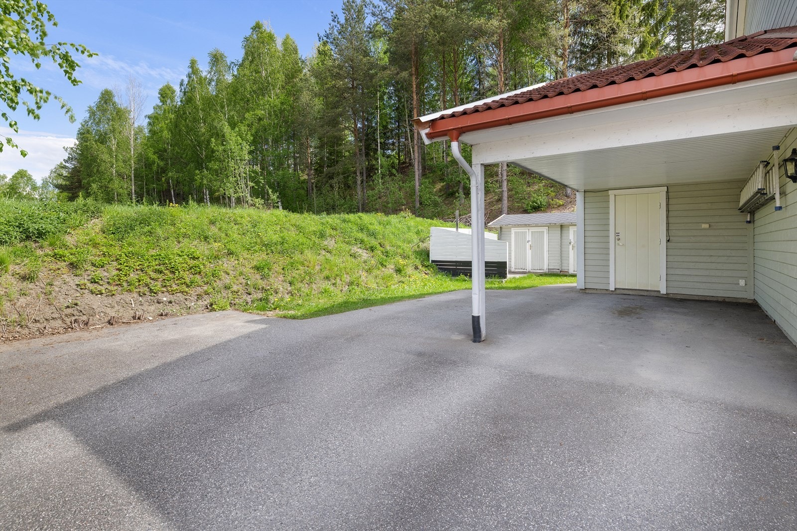 Fra carporten er det kort og skjermet vei inn i boligen. Galleribilde