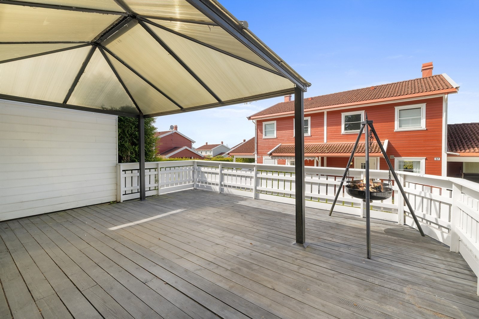 Stor terrasse med god plass til utemøbler, grill og paviljong. Galleribilde