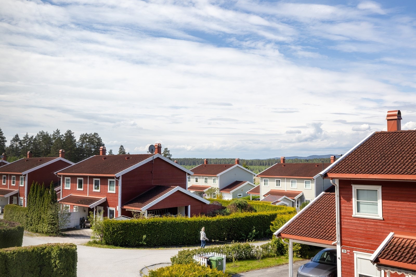 Eiendommen ligger i Hvervenenga, et nyere og rolig boligfelt med umiddelbar nærhet til natur og turstier. Galleribilde