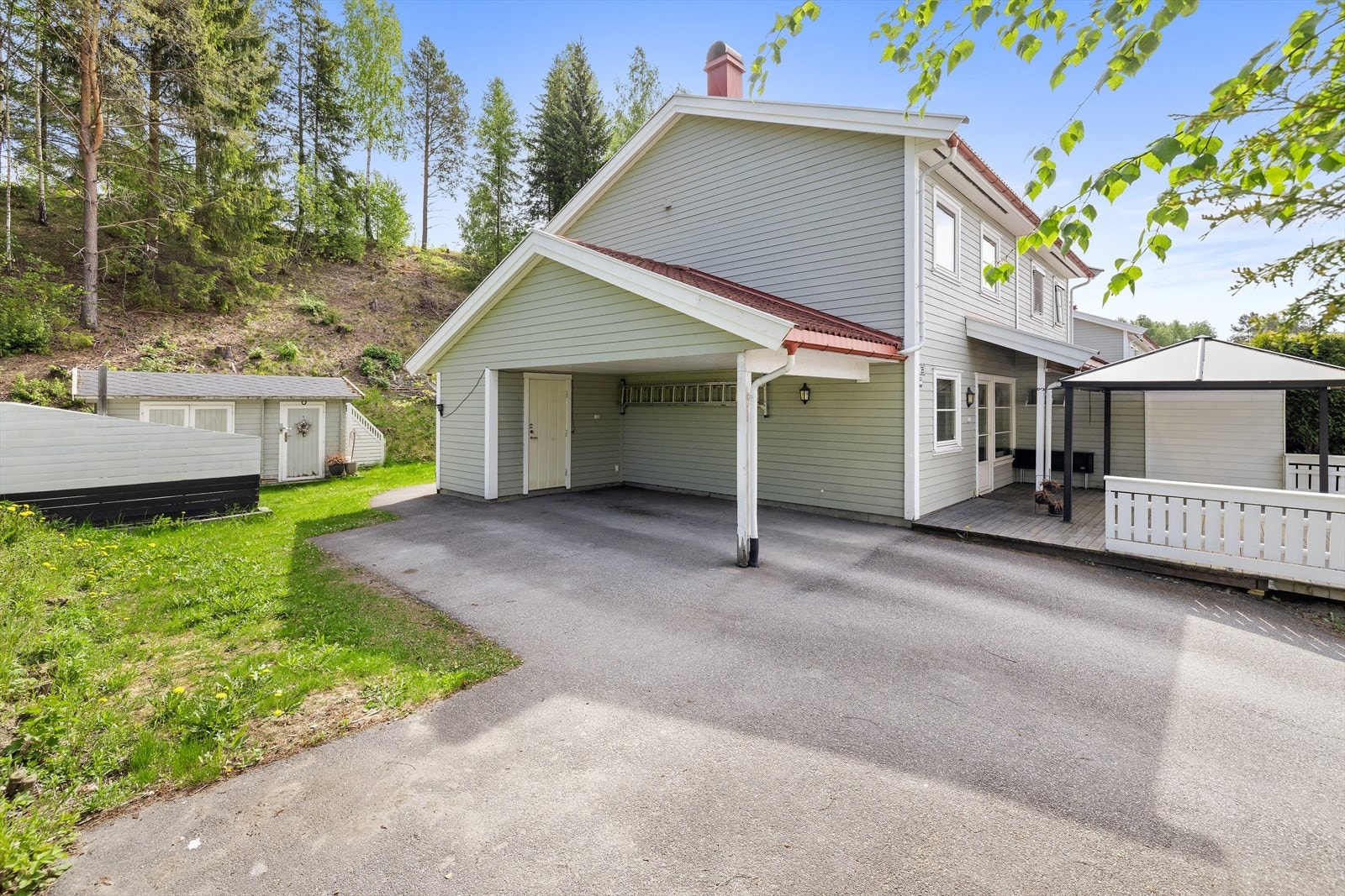 Egen carport gir praktisk, overbygget parkering rett ved inngangen. Galleribilde