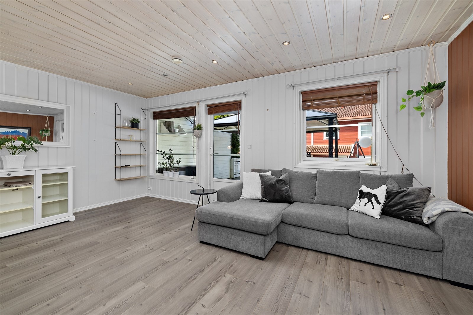 God plass til sofagruppe. Fra stuen er det utgang til en av boligens terrasser. Galleribilde