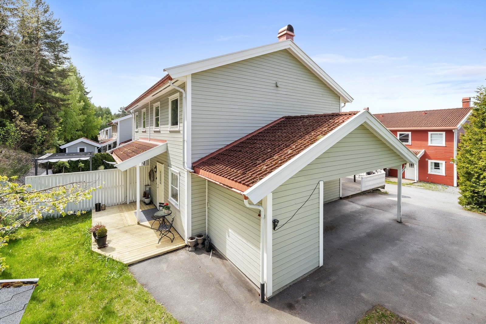 Boligen ligger innerst i blindvei, fint til i terrenget med grøntarealer rundt. Galleribilde