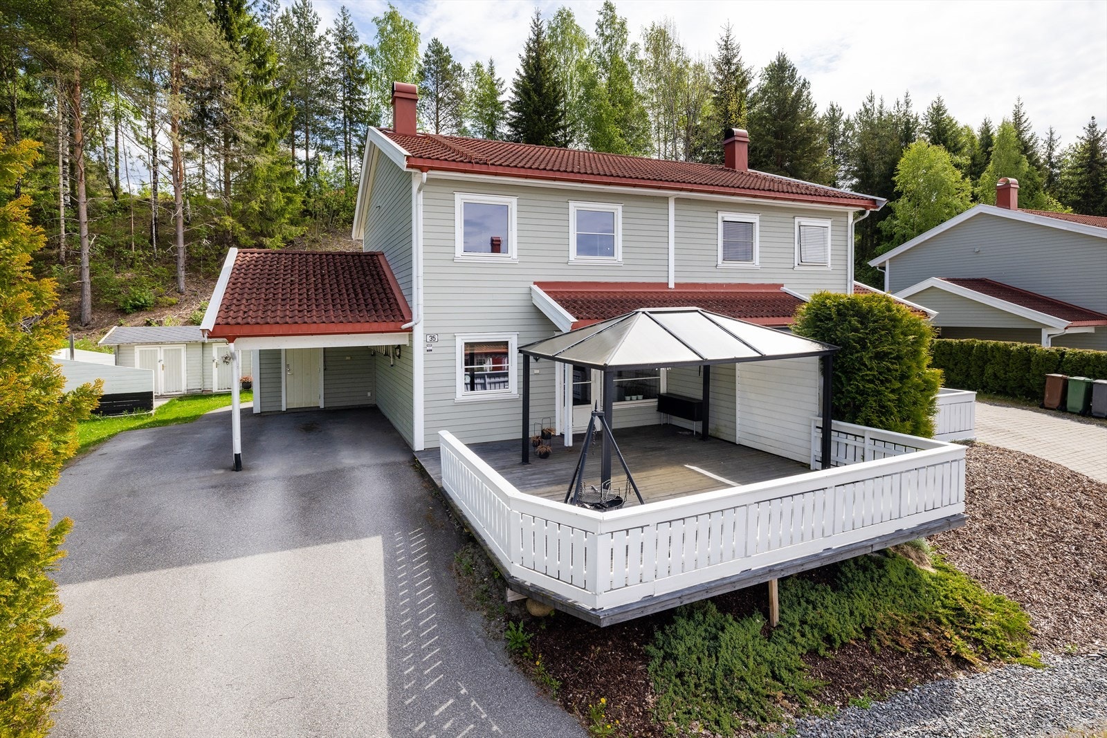 Vertikaldelt tomannsbolig med flere uteplasser og integrert carport. Boligen er en del av Hvervenbakken borettslag, som består av 42 andeler. Galleribilde
