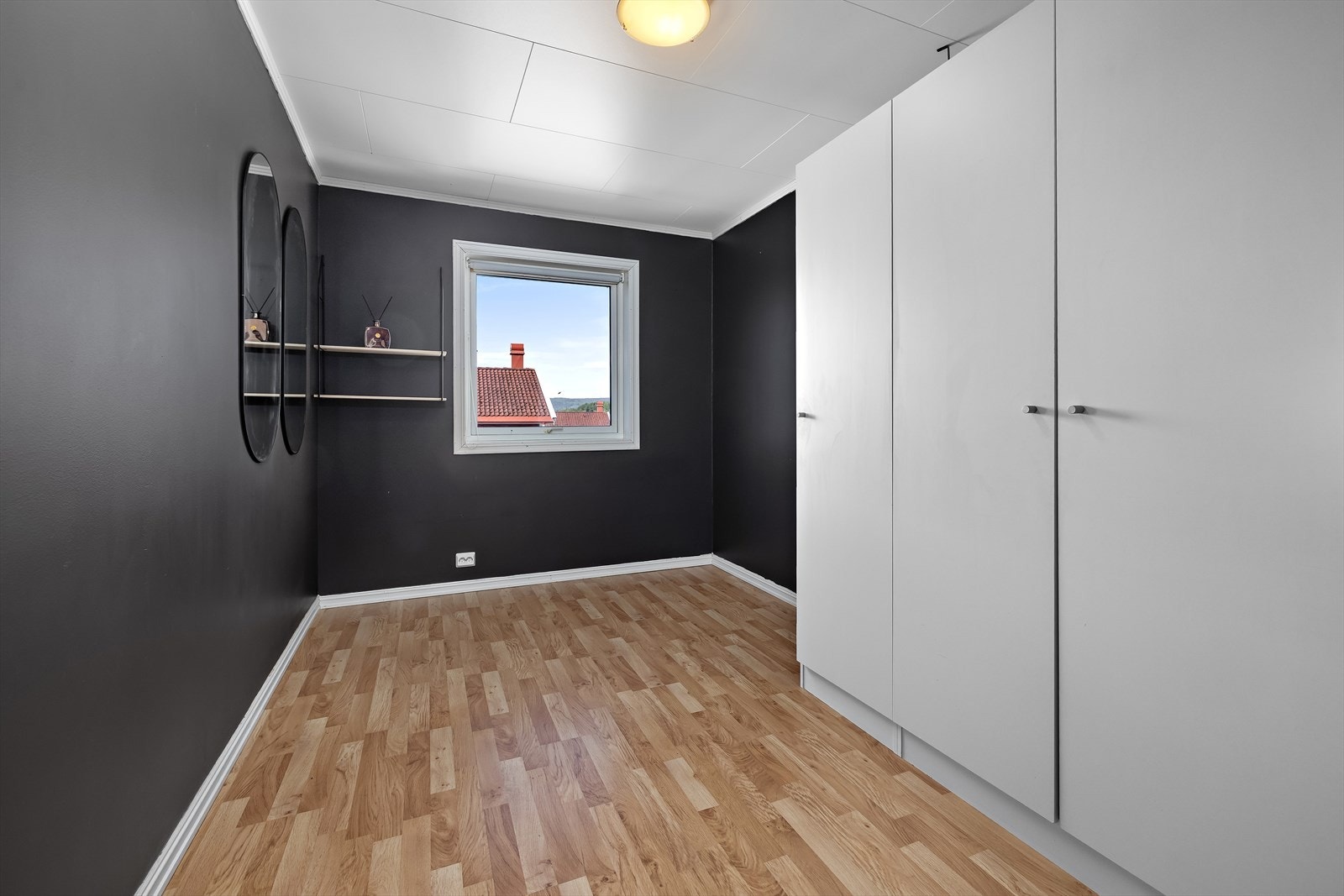 Det andre soverommet er innredet med garderobeskap og har plass til seng. Galleribilde