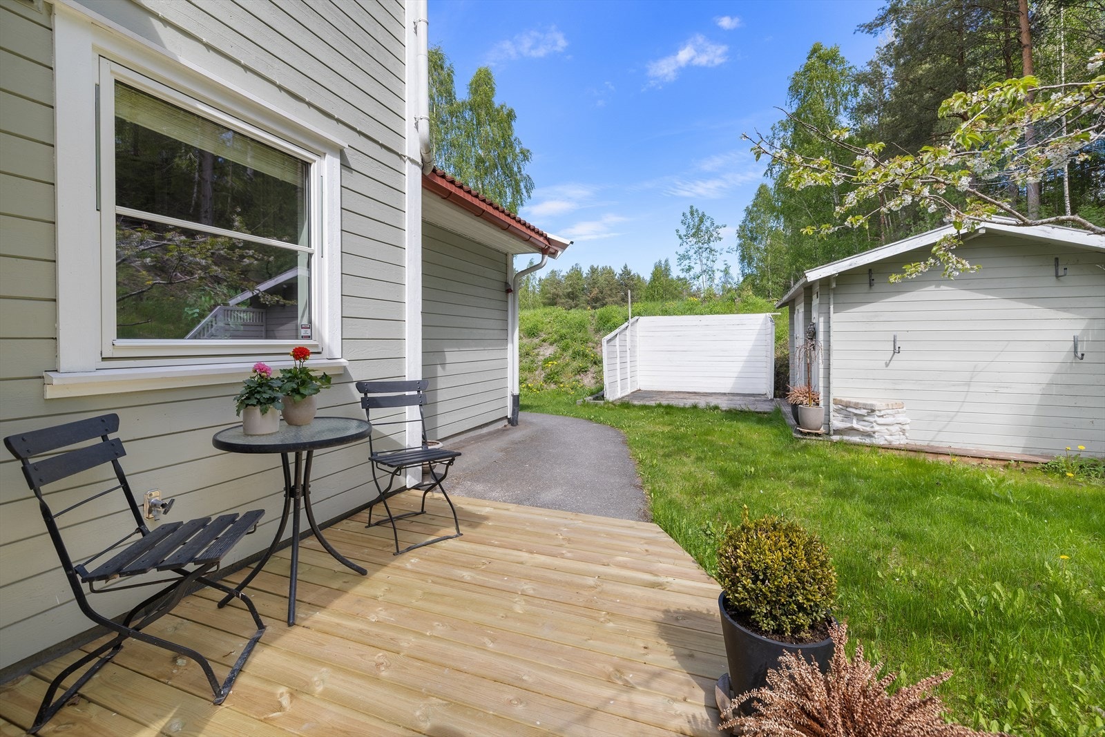 En av flere uteplasser på eiendommen, med plass til en liten sittegruppe. Galleribilde