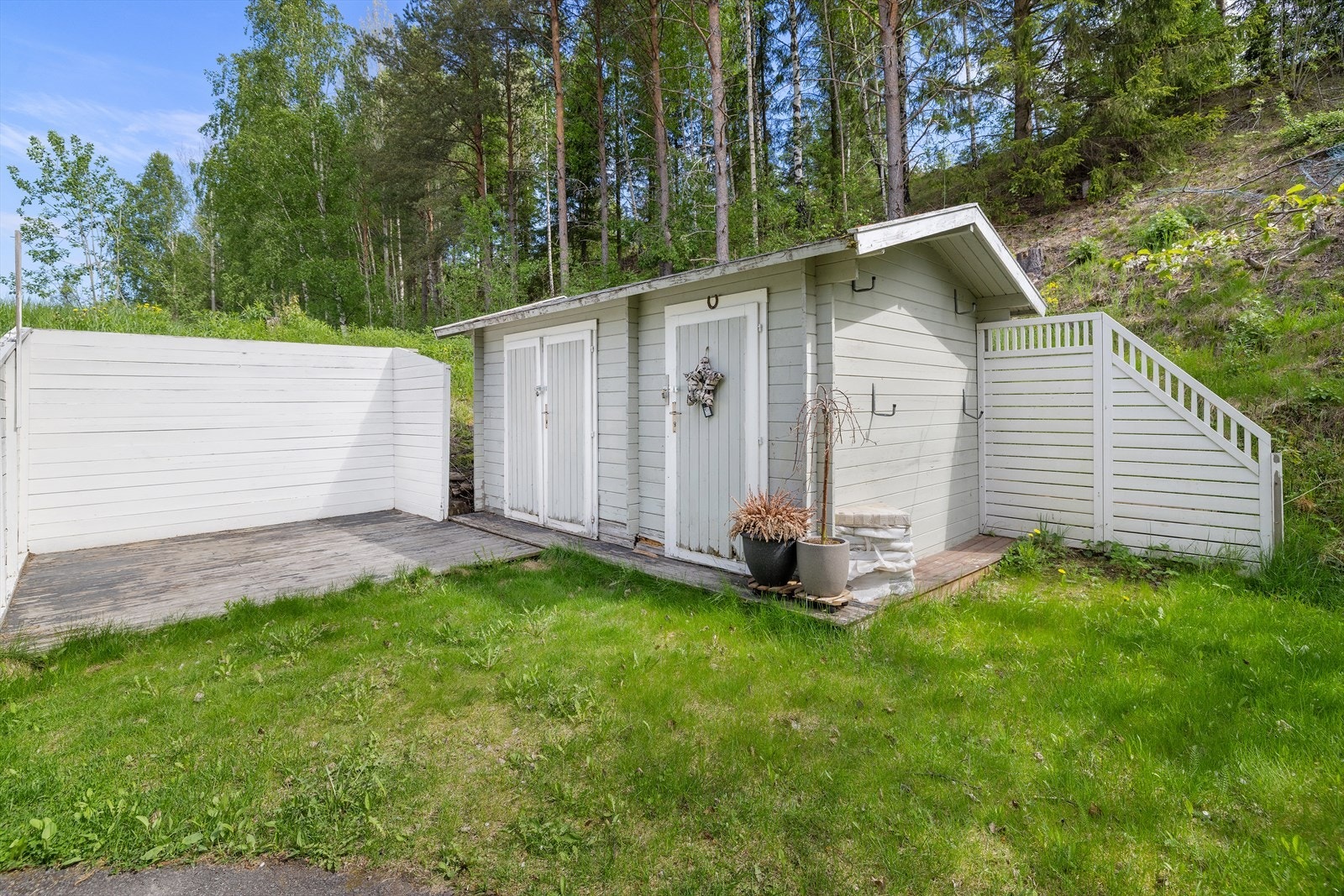 Frittstående utebod gir ekstra lagringsplass for hageutstyr og sykler. Galleribilde
