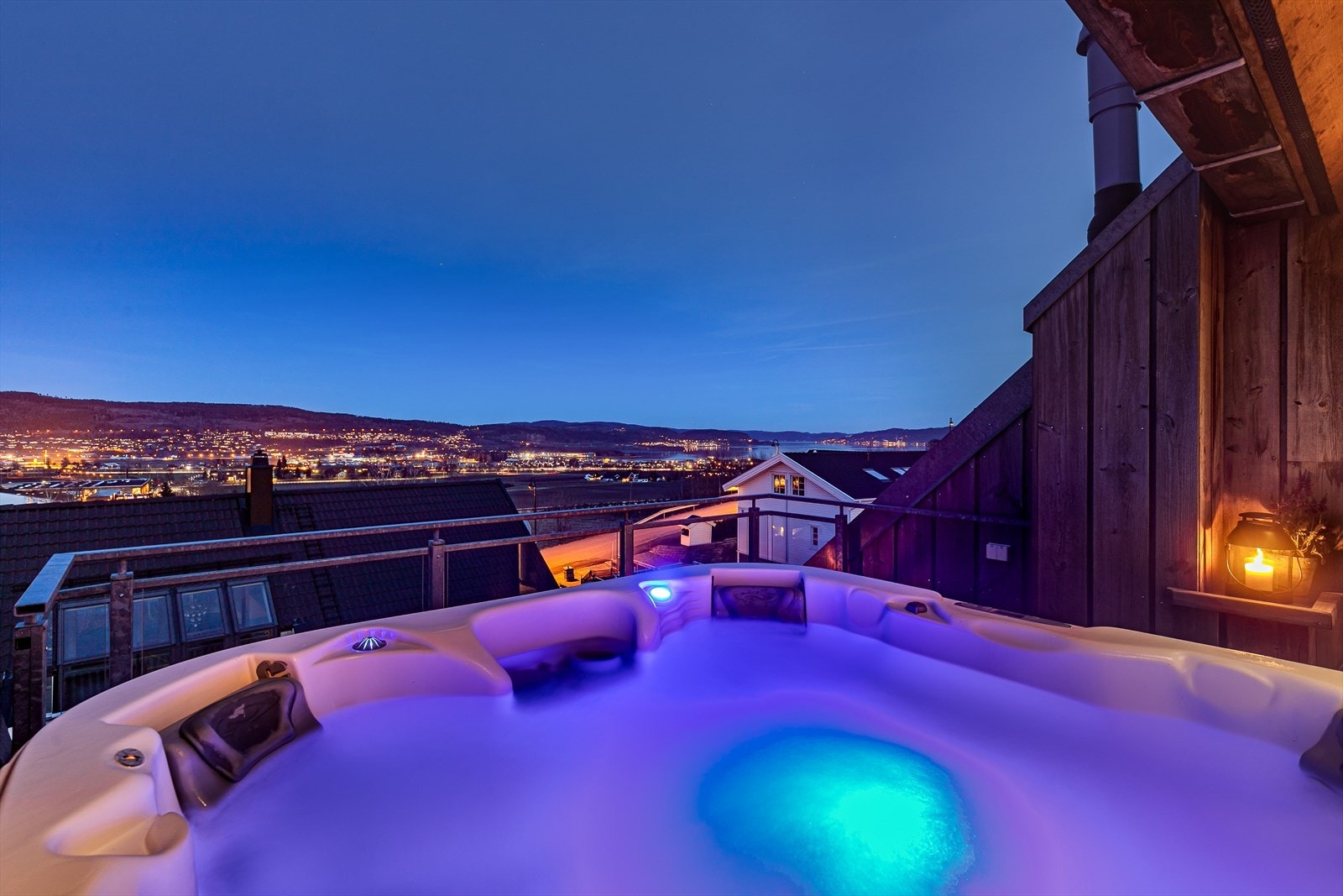 Fra hall er det utgang til en nydelig utsiksterrasse. Jaccuzzi er ødelagt og blir fjernet før overtakelsen. Galleribilde