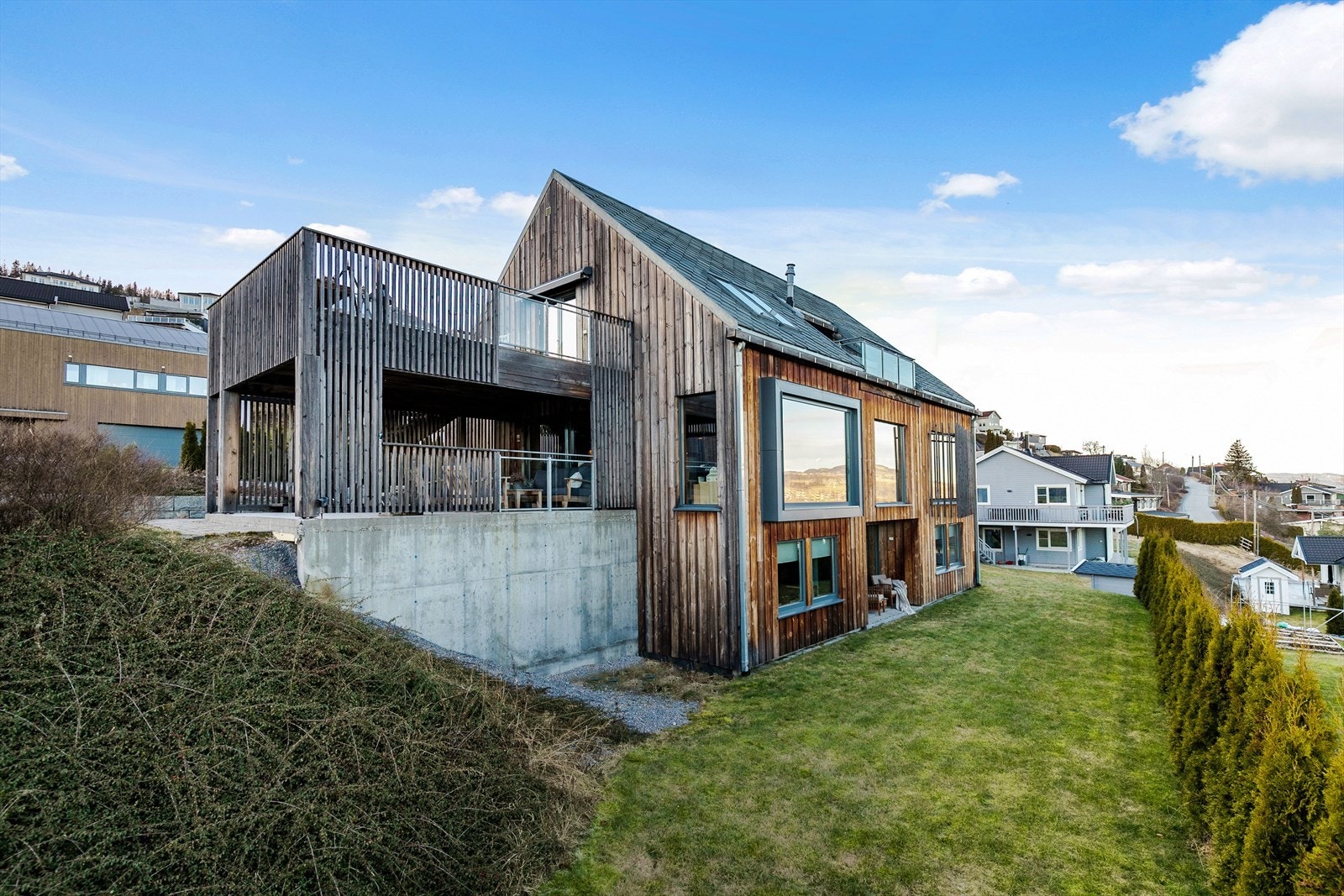 Den arkitekttegnede boligen har en rekke flotte kvaliteter og god standard - her kan du flytte rett inn! Galleribilde