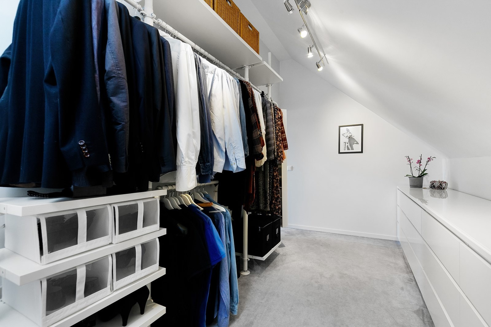 Hovedsoverommet er også utstyrt med praktisk walk-in-closet Galleribilde