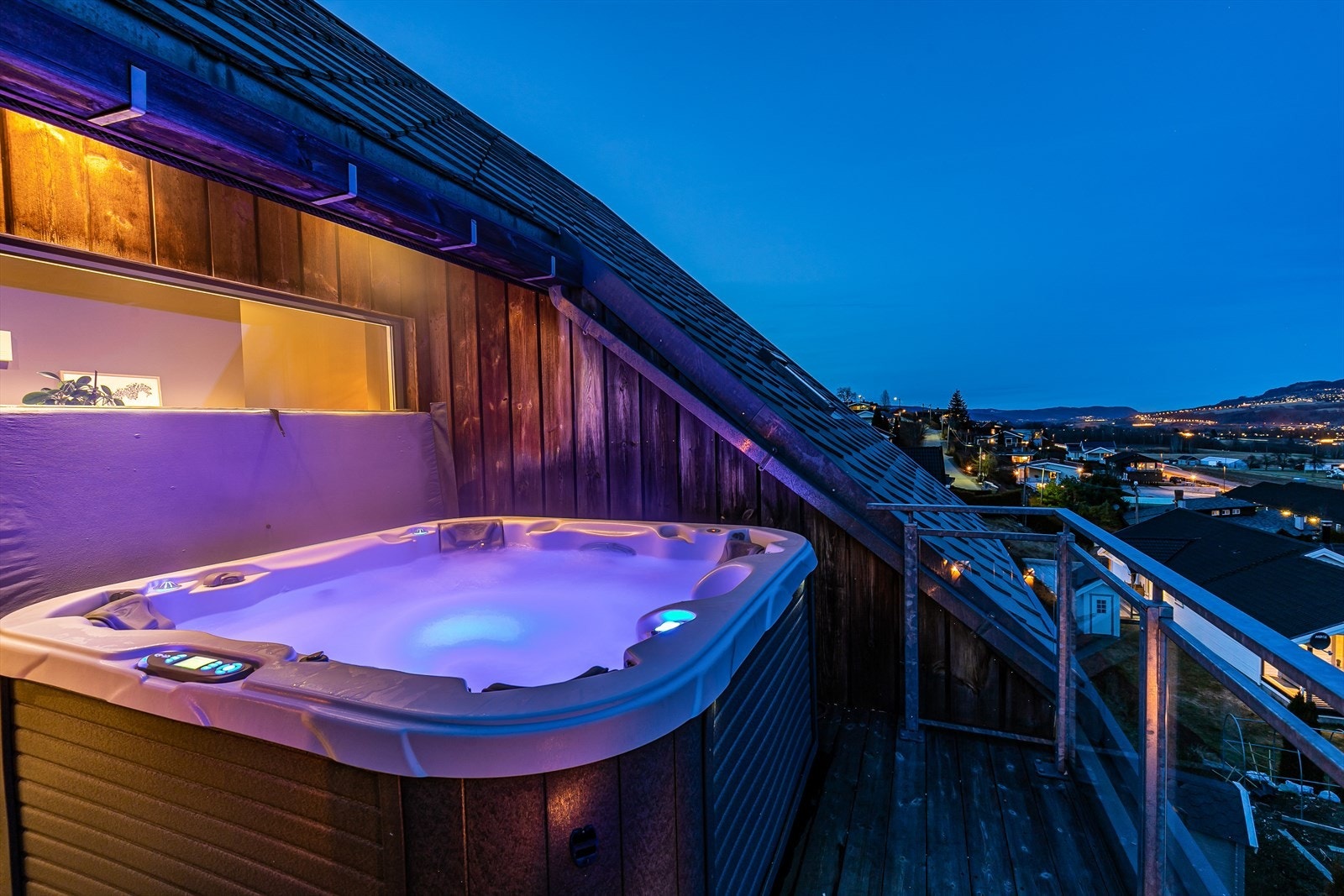 Her kan du nyte en rekke kvaliteter, med nydelige uteplasser, moderne standard og hele 5 soverom. Jaccuzzi er ødelagt og blir fjernet før overtakelsen. Galleribilde