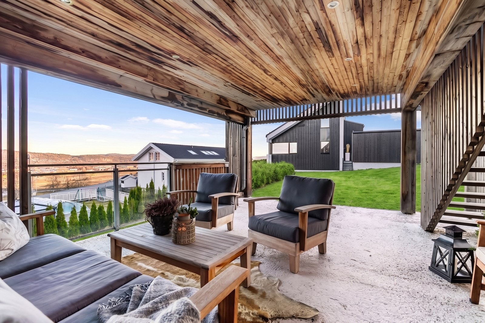Fra stue er det utgang til en nydelig uteplass, takoverbygget med downlights i tak Galleribilde