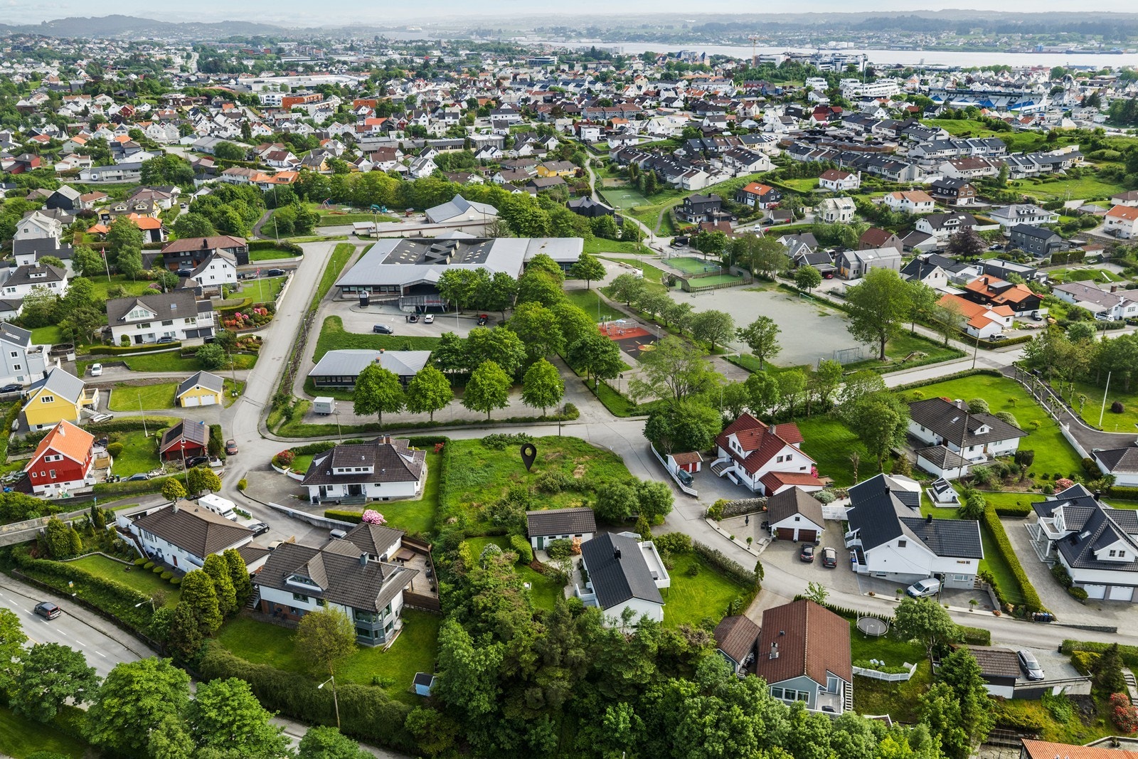 Eiendommen ligger i umiddelbar nærhet til Solvang skole med tilhørende lekeområder, fotballbane og ballbinger. Det er og kort gangavstand til Presthaug Fus barnehage. Galleribilde