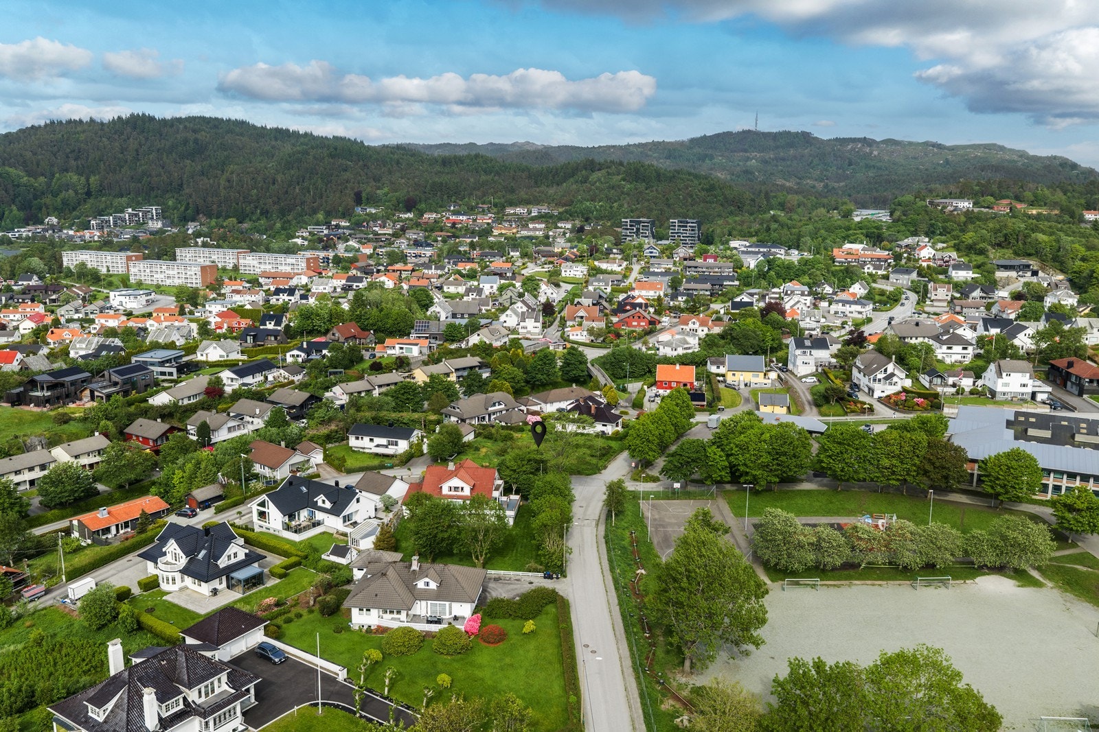 Velkommen til beste Solvang og denne meget flotte boligtomten, beliggende i et svært familievennlig og etterspurt nabolag. Galleribilde