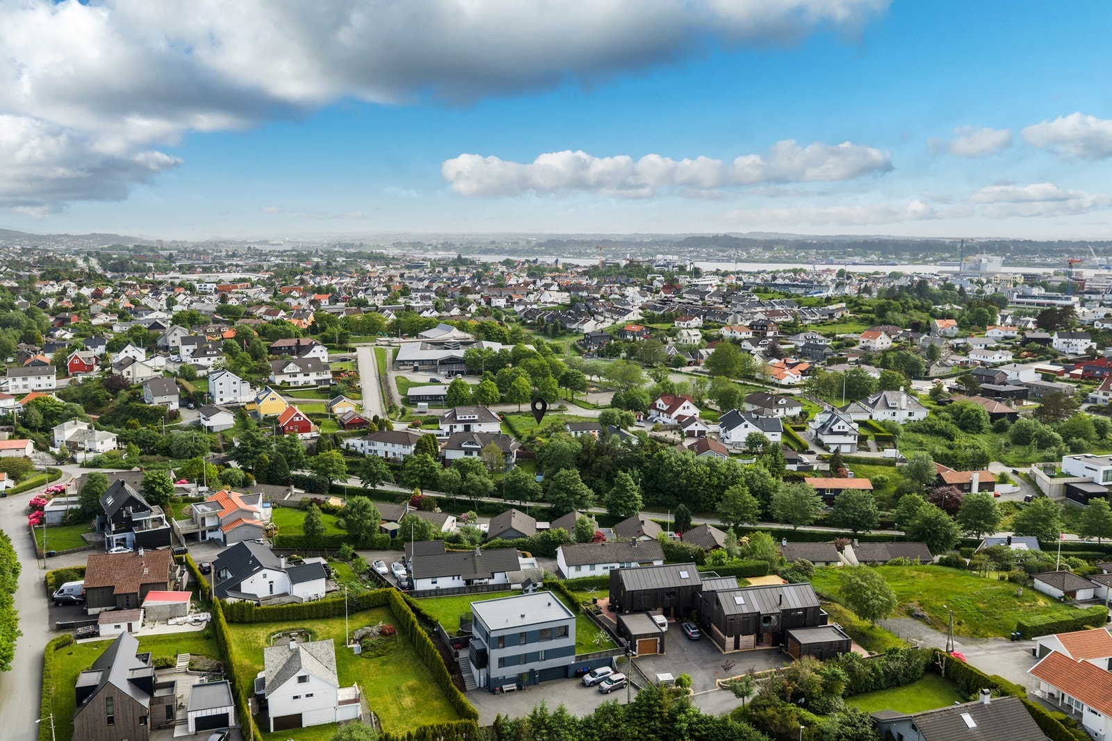 Nærhet til fantastiske friluftsområder, badevann og idrettsanlegg. Galleribilde
